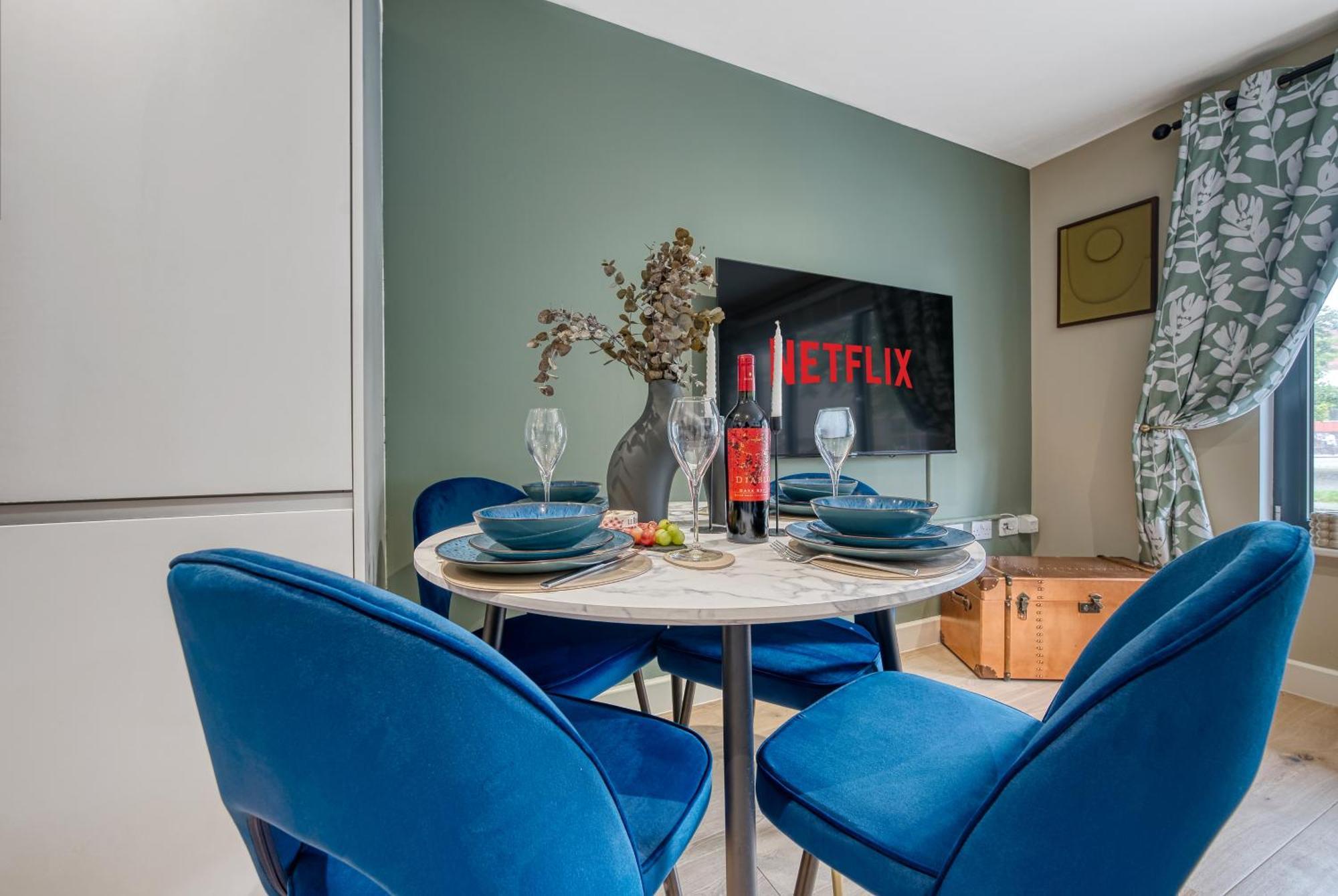 Ocean Village 1-Bedroom Luxurious, Stylish & Cosy Apartment, Central Location In Southampton, Sleeps 4 - Summer Special Offer! - By Blue Puffin Stays Bagian luar foto