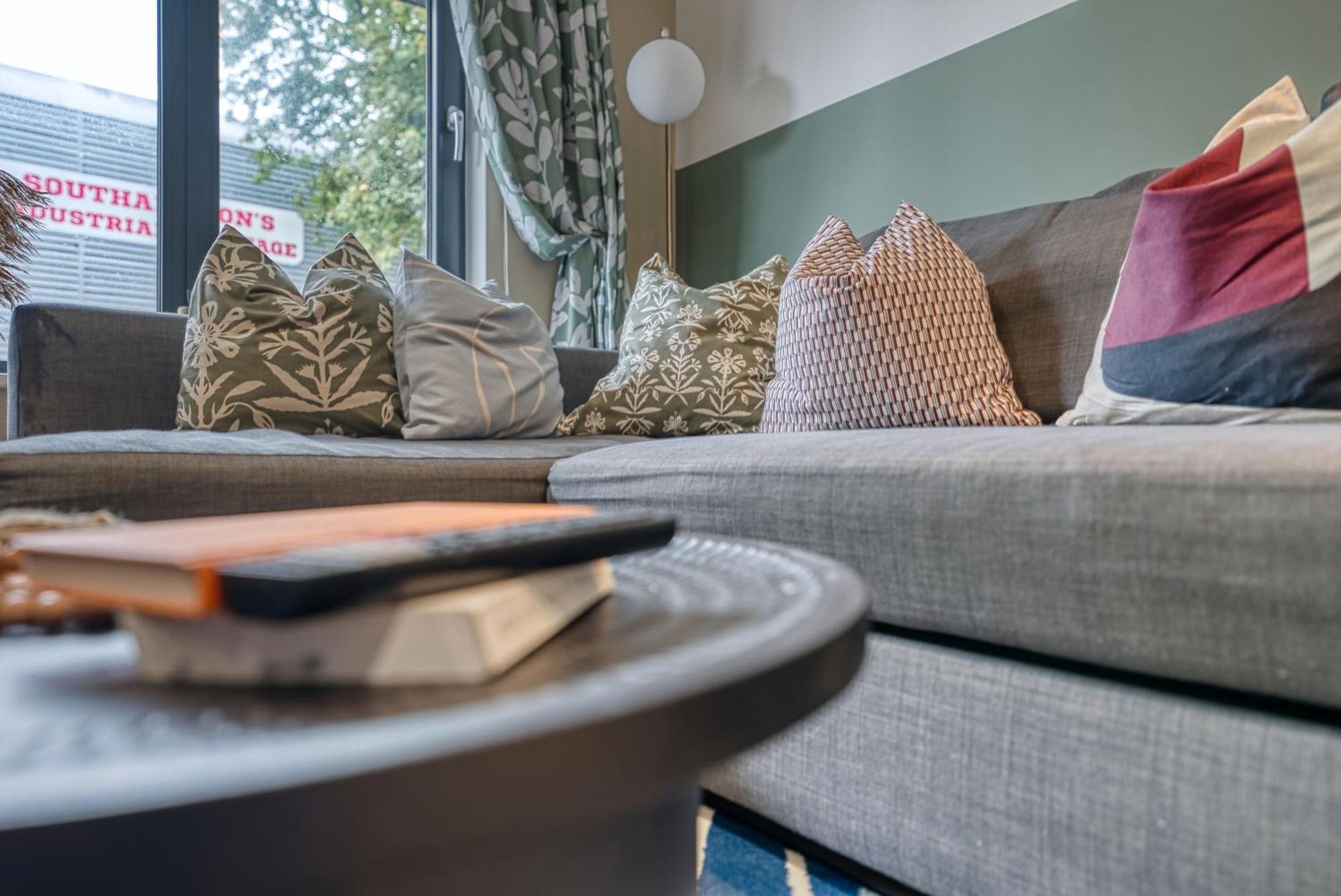 Ocean Village 1-Bedroom Luxurious, Stylish & Cosy Apartment, Central Location In Southampton, Sleeps 4 - Summer Special Offer! - By Blue Puffin Stays Bagian luar foto