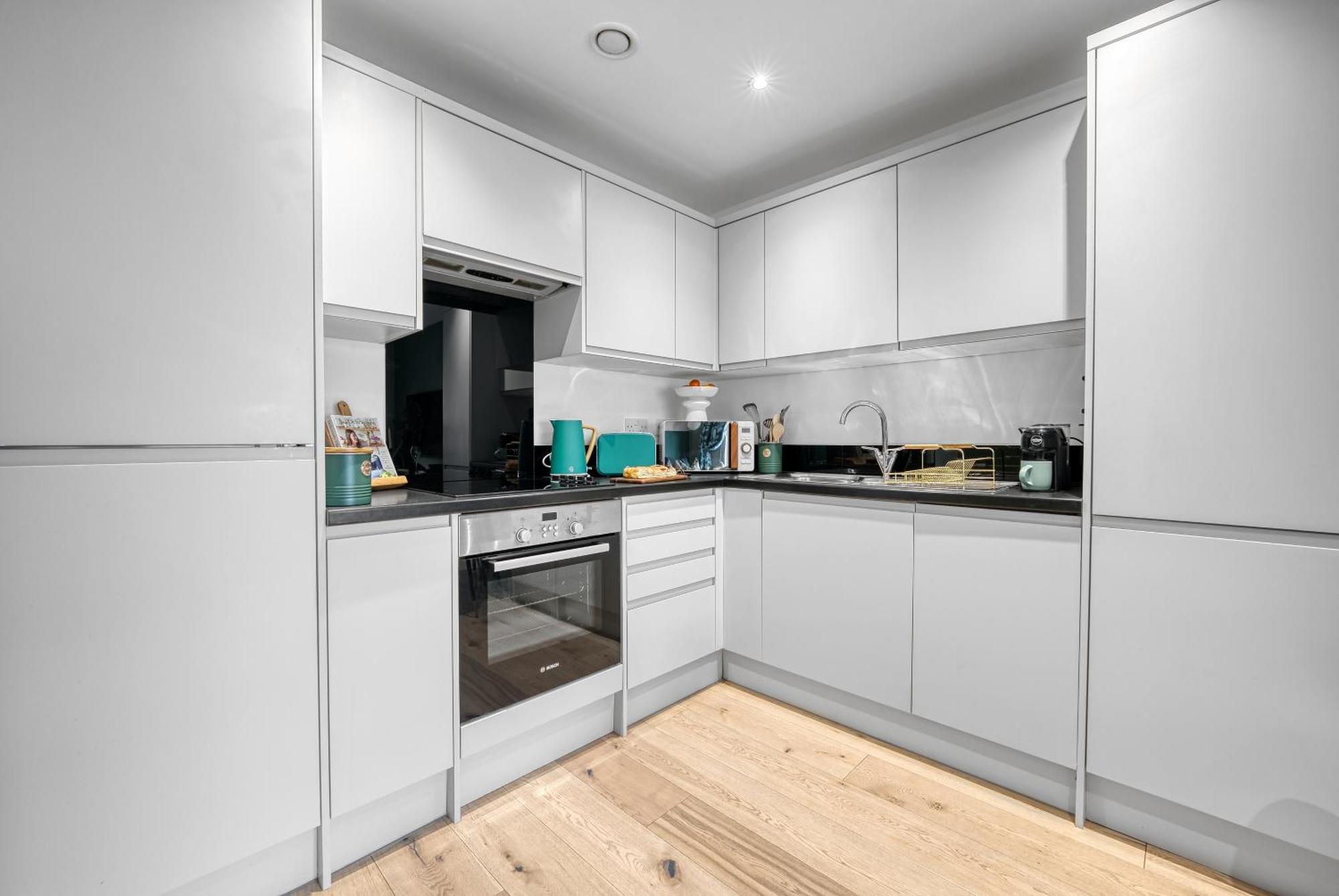 Ocean Village 1-Bedroom Luxurious, Stylish & Cosy Apartment, Central Location In Southampton, Sleeps 4 - Summer Special Offer! - By Blue Puffin Stays Bagian luar foto